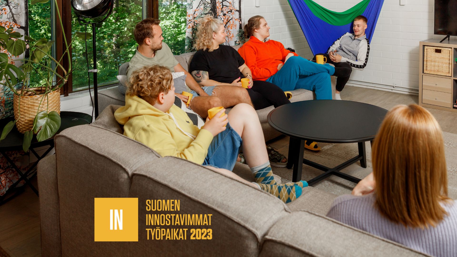 Lauste Suomen innostavimmat työpaikat, työntekijöitä ja nuoria sohvalla